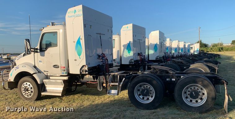 image for item EJ2873 2020 Kenworth  T880 semi truck