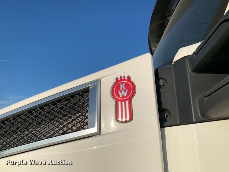 image for item EJ2873 2020 Kenworth  T880 semi truck