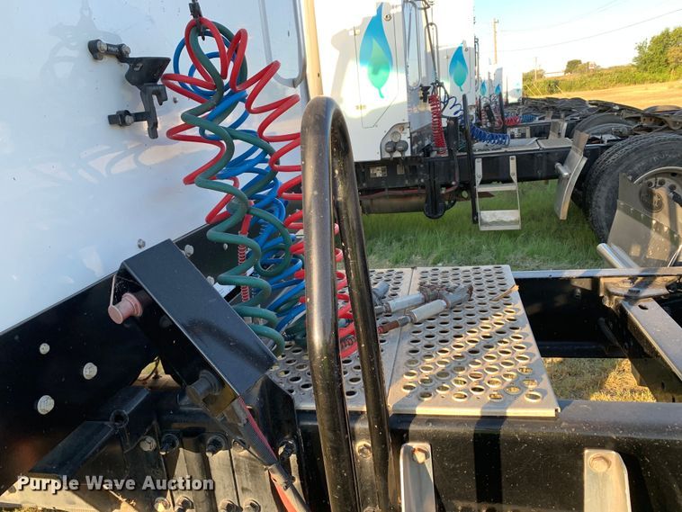 image for item EJ2873 2020 Kenworth  T880 semi truck