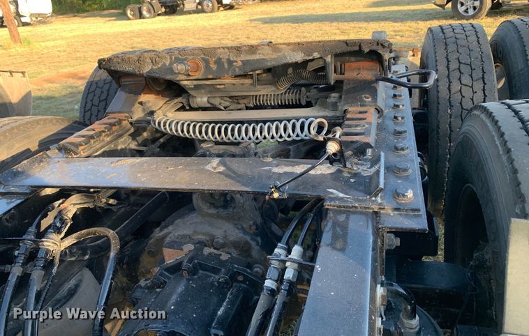 image for item EJ2873 2020 Kenworth  T880 semi truck