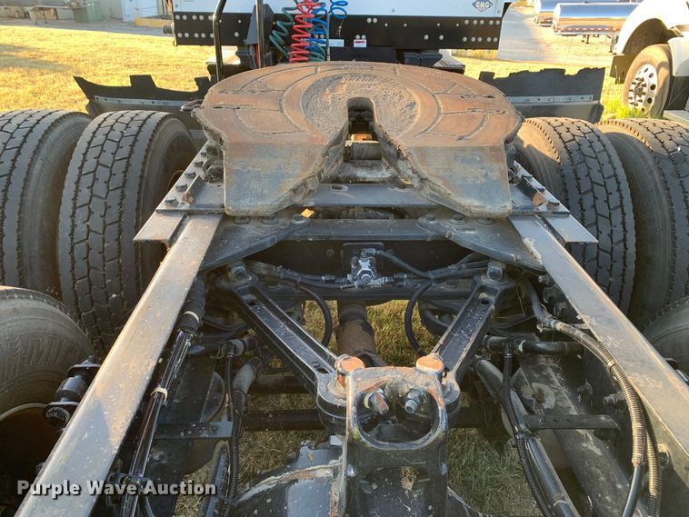 image for item EJ2873 2020 Kenworth  T880 semi truck