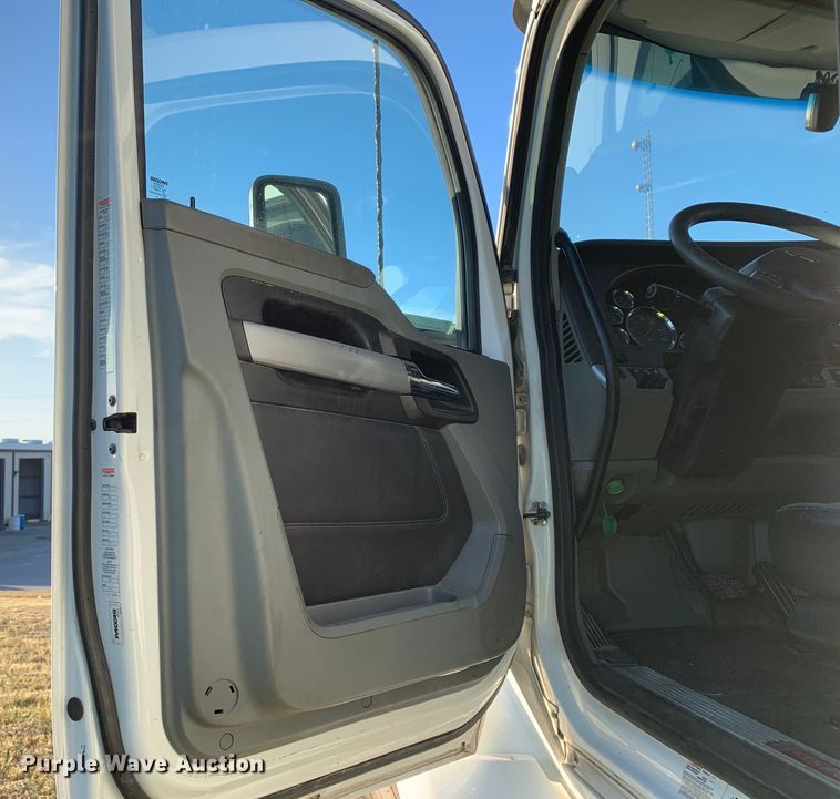 image for item EJ2873 2020 Kenworth  T880 semi truck