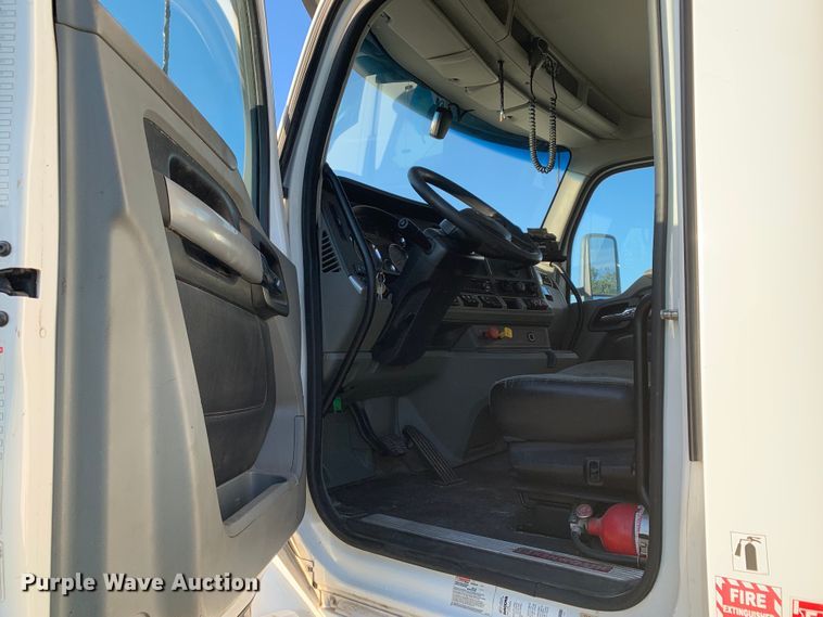image for item EJ2873 2020 Kenworth  T880 semi truck