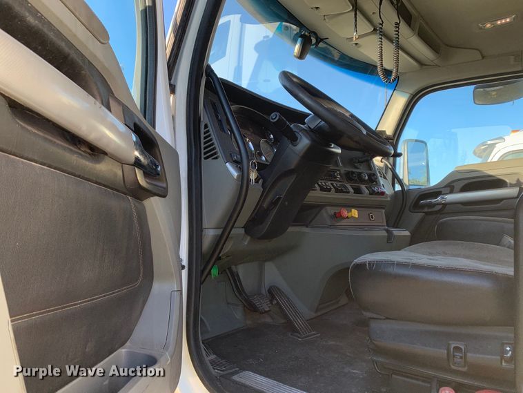 image for item EJ2873 2020 Kenworth  T880 semi truck