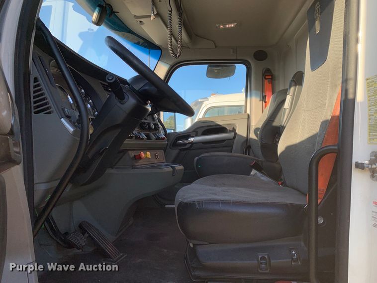 image for item EJ2873 2020 Kenworth  T880 semi truck