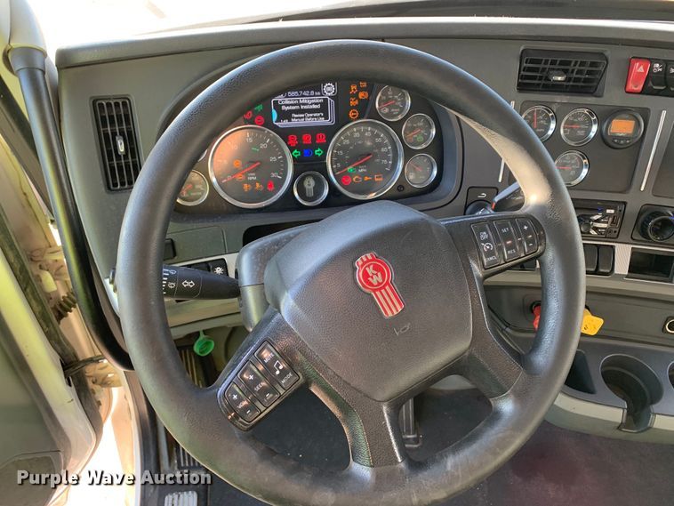 image for item EJ2873 2020 Kenworth  T880 semi truck