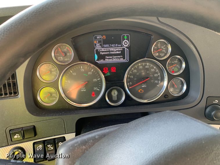 image for item EJ2873 2020 Kenworth  T880 semi truck