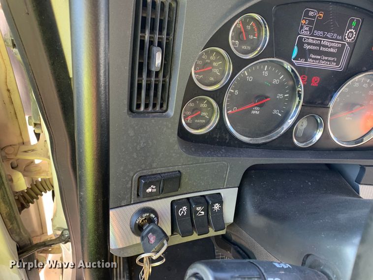 image for item EJ2873 2020 Kenworth  T880 semi truck