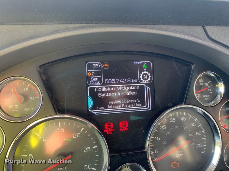 image for item EJ2873 2020 Kenworth  T880 semi truck