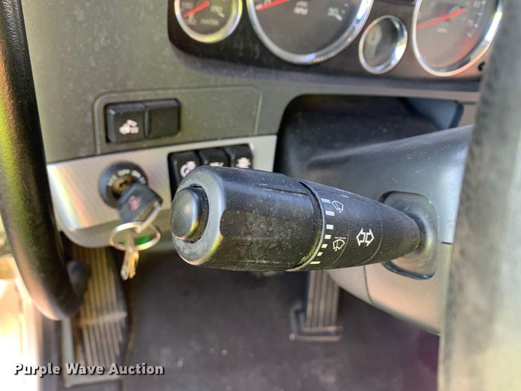 image for item EJ2873 2020 Kenworth  T880 semi truck