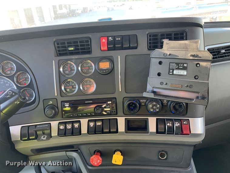 image for item EJ2873 2020 Kenworth  T880 semi truck