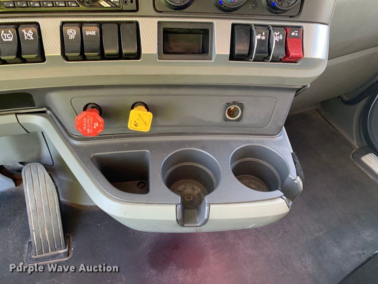 image for item EJ2873 2020 Kenworth  T880 semi truck