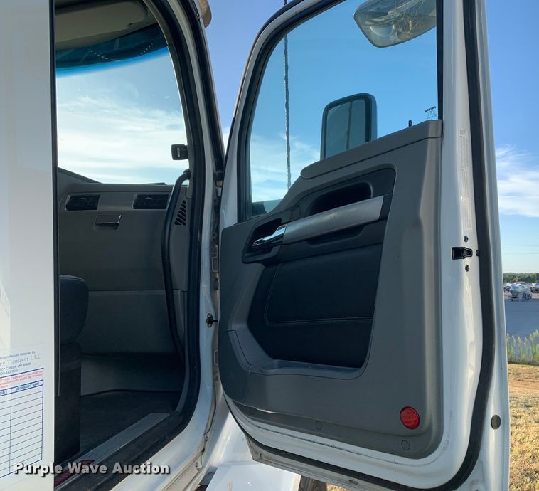 image for item EJ2873 2020 Kenworth  T880 semi truck