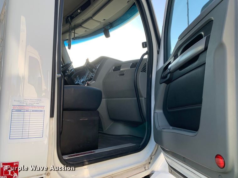 image for item EJ2873 2020 Kenworth  T880 semi truck