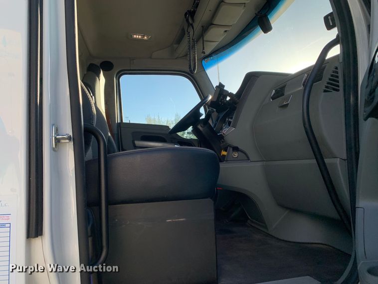 image for item EJ2873 2020 Kenworth  T880 semi truck