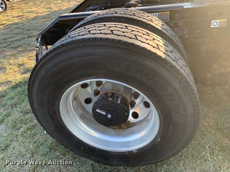 image for item EJ2873 2020 Kenworth  T880 semi truck