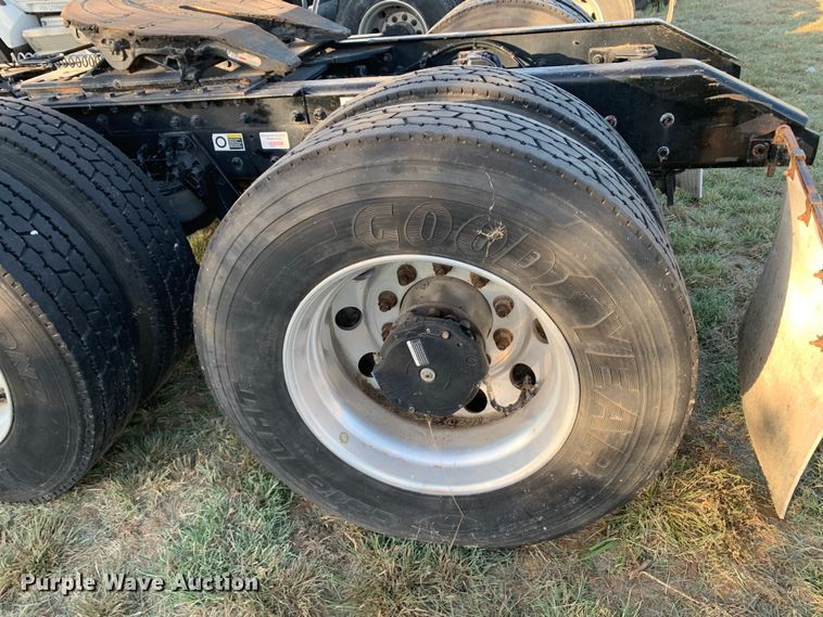 image for item EJ2873 2020 Kenworth  T880 semi truck