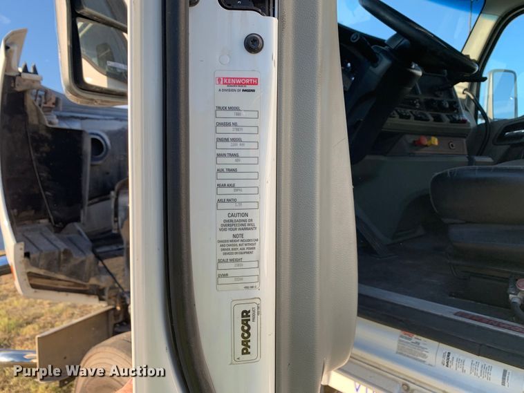 image for item EJ2873 2020 Kenworth  T880 semi truck