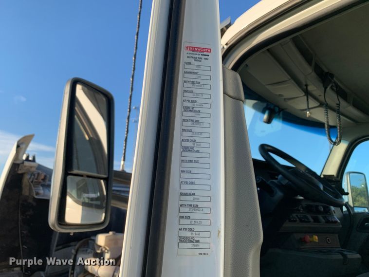 image for item EJ2873 2020 Kenworth  T880 semi truck