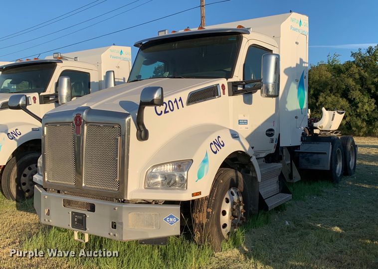 image for item EJ2874 2020 Kenworth  T880 semi truck