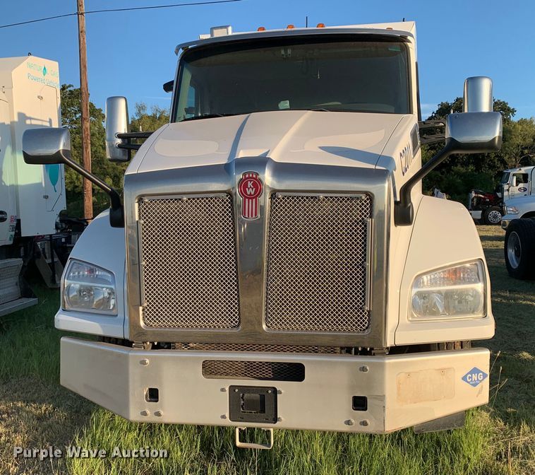 image for item EJ2874 2020 Kenworth  T880 semi truck