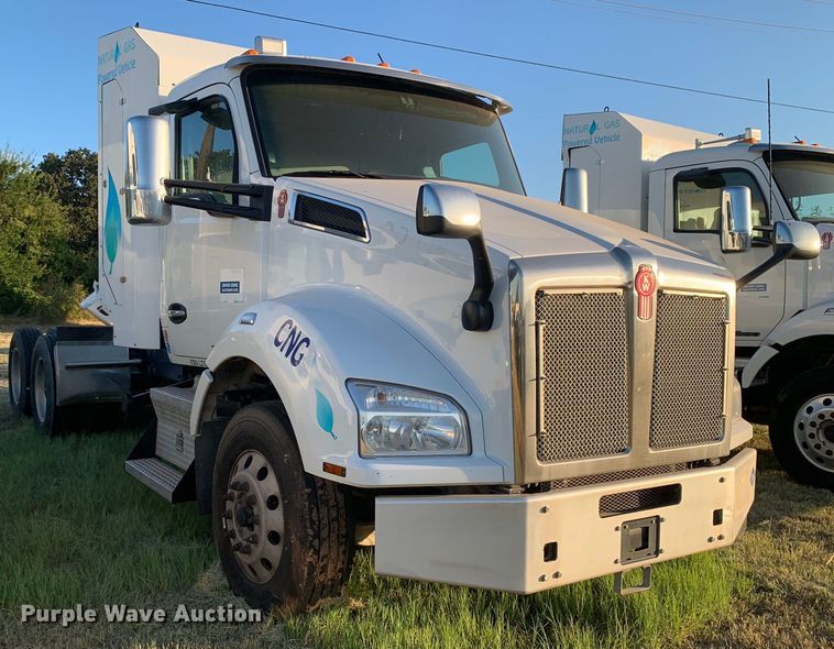 image for item EJ2874 2020 Kenworth  T880 semi truck