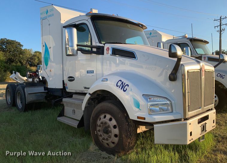 image for item EJ2874 2020 Kenworth  T880 semi truck