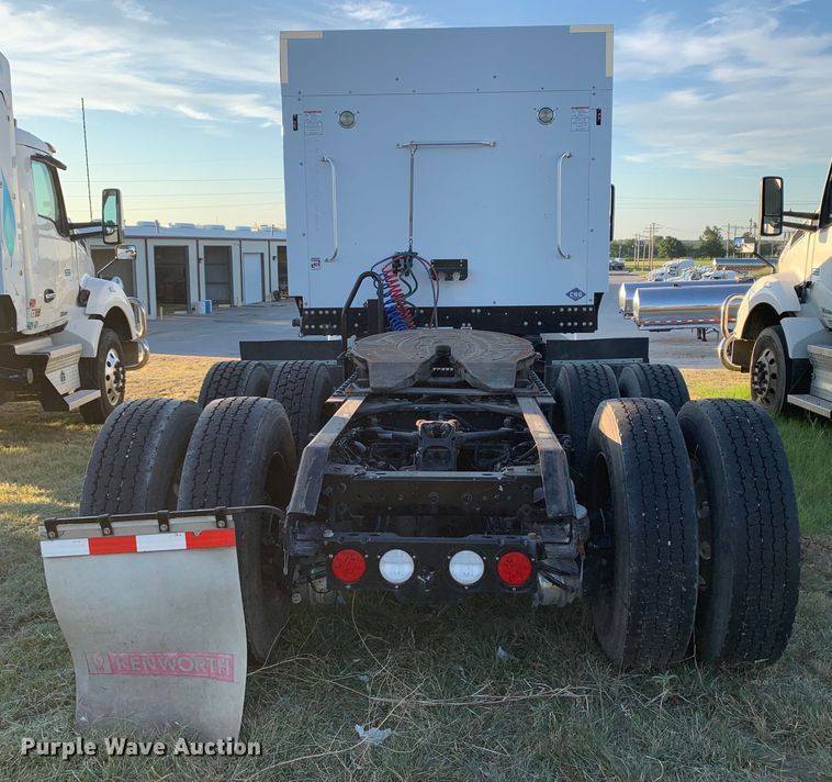 image for item EJ2874 2020 Kenworth  T880 semi truck
