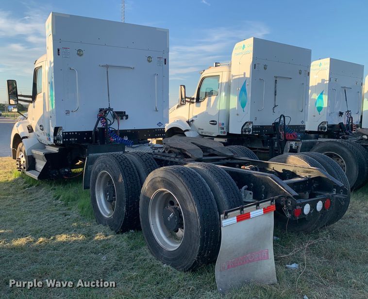 image for item EJ2874 2020 Kenworth  T880 semi truck