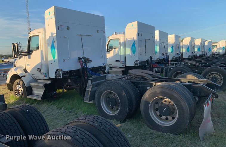 image for item EJ2874 2020 Kenworth  T880 semi truck