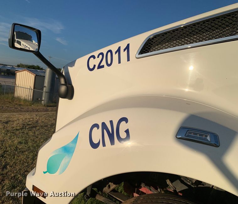 image for item EJ2874 2020 Kenworth  T880 semi truck