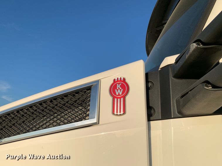 image for item EJ2874 2020 Kenworth  T880 semi truck