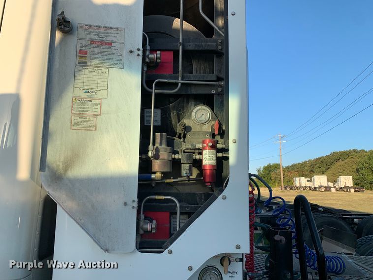 image for item EJ2874 2020 Kenworth  T880 semi truck