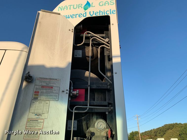 image for item EJ2874 2020 Kenworth  T880 semi truck