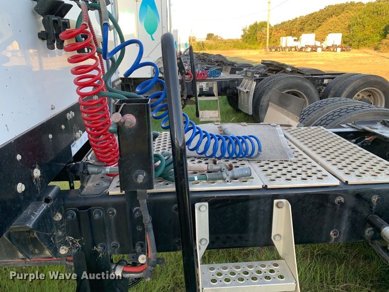 image for item EJ2874 2020 Kenworth  T880 semi truck