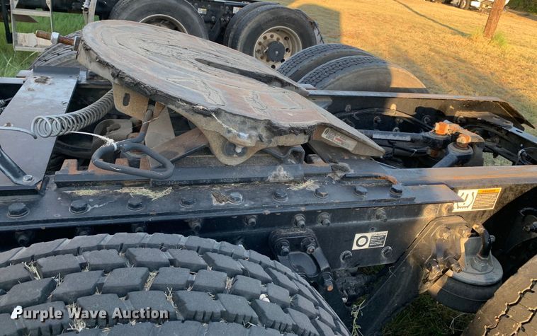 image for item EJ2874 2020 Kenworth  T880 semi truck