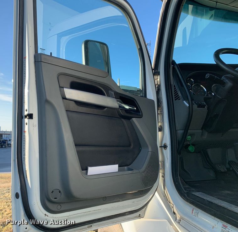 image for item EJ2874 2020 Kenworth  T880 semi truck