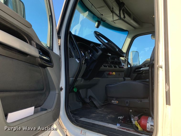 image for item EJ2874 2020 Kenworth  T880 semi truck