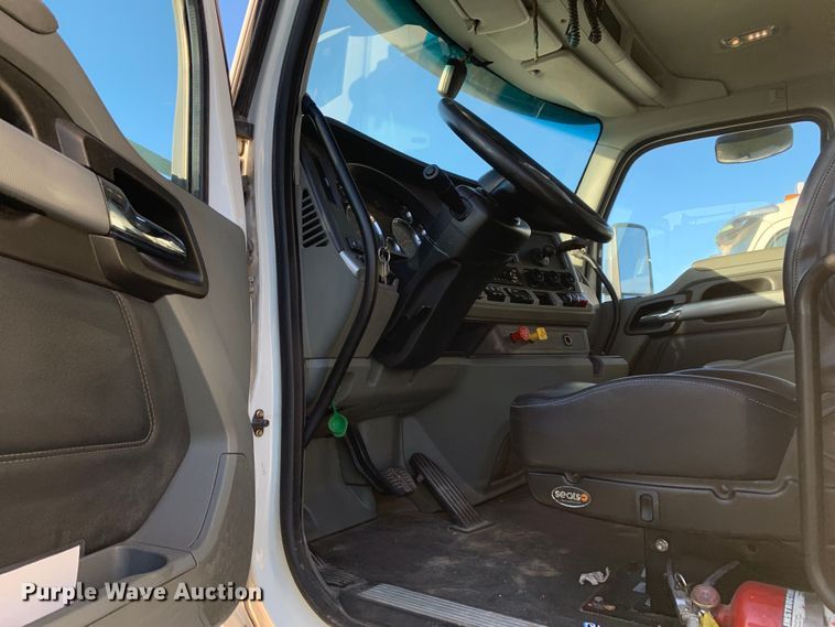 image for item EJ2874 2020 Kenworth  T880 semi truck