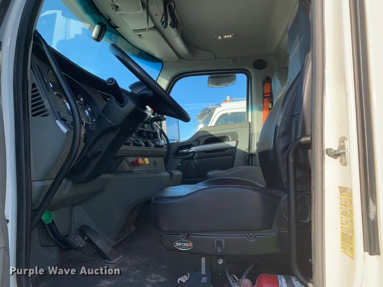 image for item EJ2874 2020 Kenworth  T880 semi truck