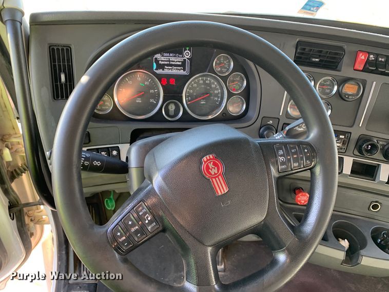 image for item EJ2874 2020 Kenworth  T880 semi truck
