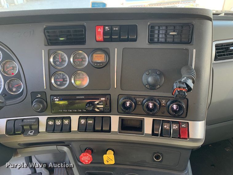 image for item EJ2874 2020 Kenworth  T880 semi truck