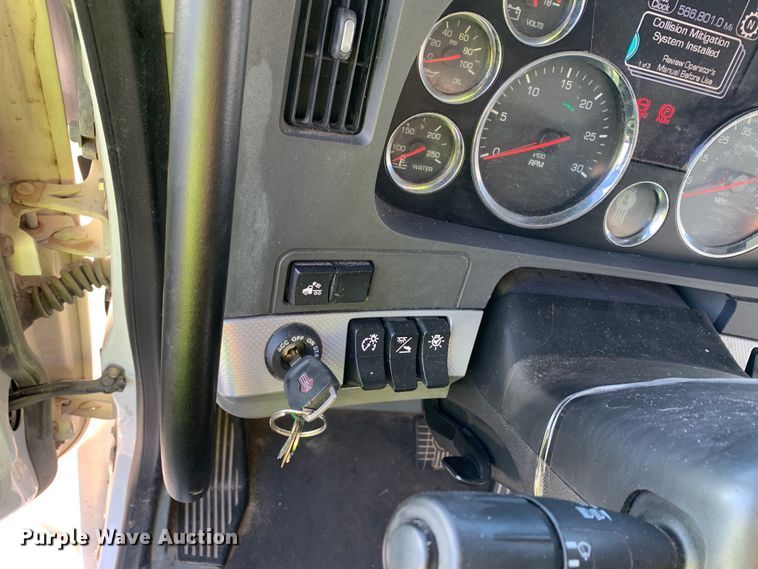 image for item EJ2874 2020 Kenworth  T880 semi truck