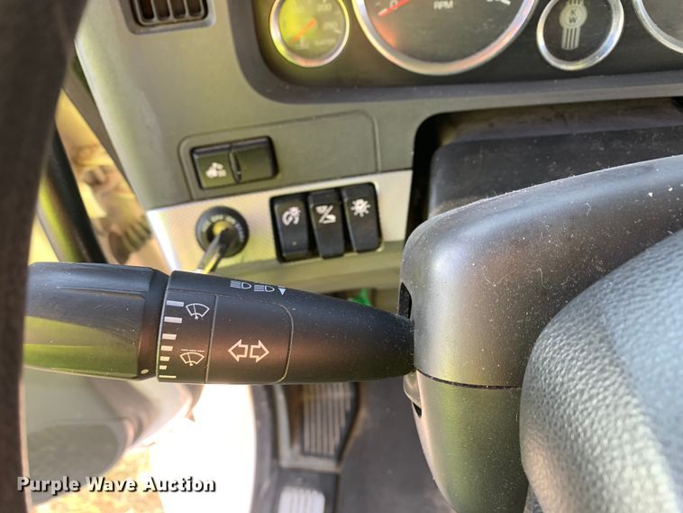 image for item EJ2874 2020 Kenworth  T880 semi truck