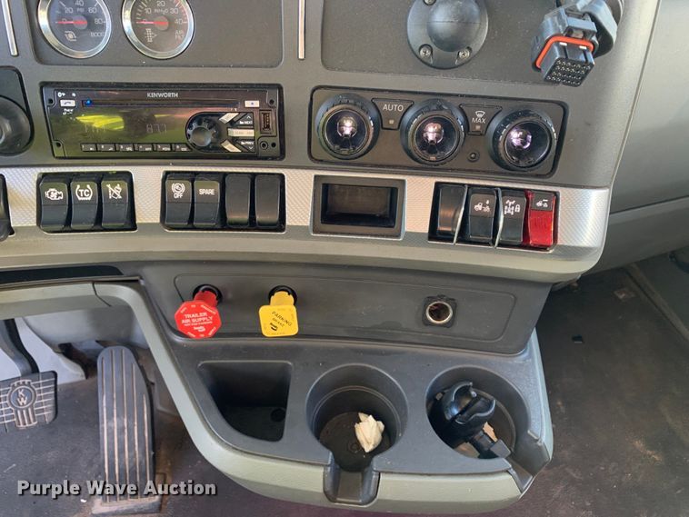 image for item EJ2874 2020 Kenworth  T880 semi truck