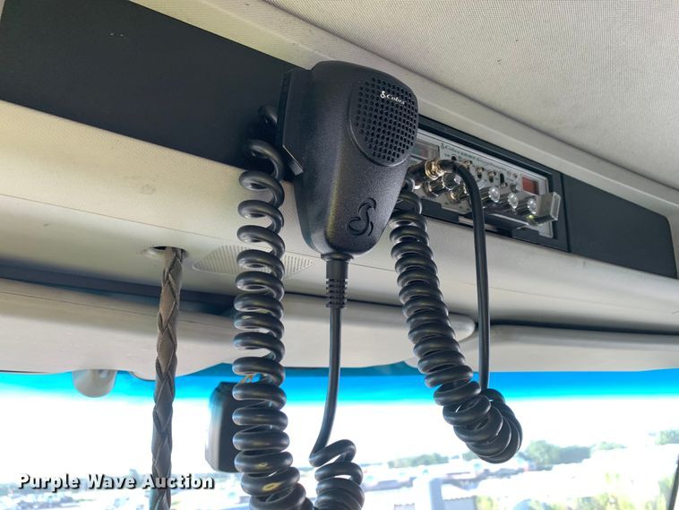 image for item EJ2874 2020 Kenworth  T880 semi truck