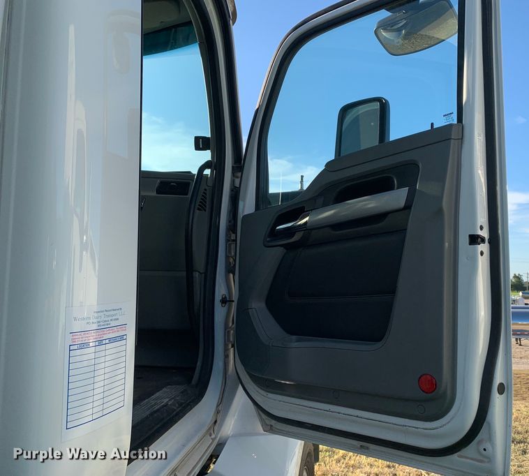 image for item EJ2874 2020 Kenworth  T880 semi truck