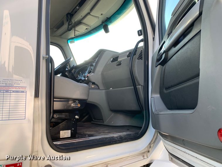 image for item EJ2874 2020 Kenworth  T880 semi truck