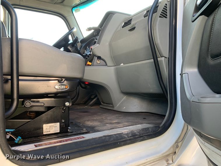 image for item EJ2874 2020 Kenworth  T880 semi truck