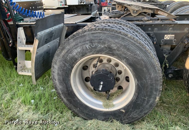 image for item EJ2874 2020 Kenworth  T880 semi truck